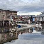 Rumah panggung suku Bajo berdiri di atas air di Desa Torosiaje, Pohuwato