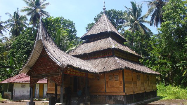 Surau Atok Ijuk, surau kayu beratap tumpang di Sumatera Barat.