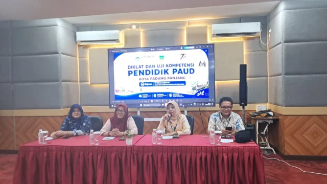 Pembukaan diklat dan uji kompetensi pendidik PAUD Kota Padang Panjang di UNP