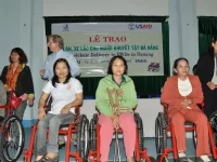 Penyandang disabilitas menerima kursi roda bantuan di Danang, Vietnam