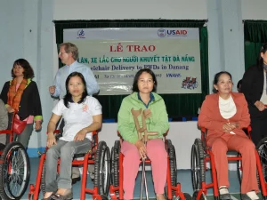 Penyandang disabilitas menerima kursi roda bantuan di Danang, Vietnam