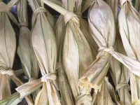 Dodol Gorontalo terbungkus daun nipah muda yang diikat pada bagian ujungnya