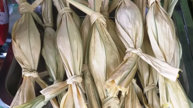 Dodol Gorontalo terbungkus daun nipah muda yang diikat pada bagian ujungnya