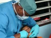 Dokter gigi memeriksa gigi anak di sekolah dasar saat program kesehatan gigi keliling di Filipina