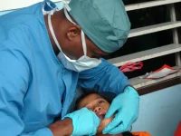 Dokter gigi memeriksa gigi anak di sekolah dasar saat program kesehatan gigi keliling di Filipina
