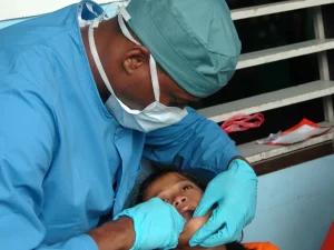 Dokter gigi memeriksa gigi anak di sekolah dasar saat program kesehatan gigi keliling di Filipina