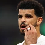 Penyerang Tottenham Hotspur Dominic Solanke menyentuh wajahnya saat pertandingan