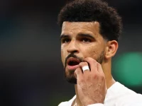 Penyerang Tottenham Hotspur Dominic Solanke menyentuh wajahnya saat pertandingan
