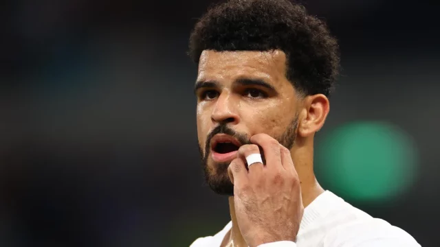 Penyerang Tottenham Hotspur Dominic Solanke menyentuh wajahnya saat pertandingan
