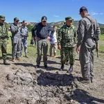 Menteri Pertahanan Kolombia Jorge Mora meninjau lokasi serangan drone pemberontak di sebuah garnisun militer di Ocana.