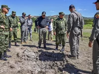 Menteri Pertahanan Kolombia Jorge Mora meninjau lokasi serangan drone pemberontak di sebuah garnisun militer di Ocana.