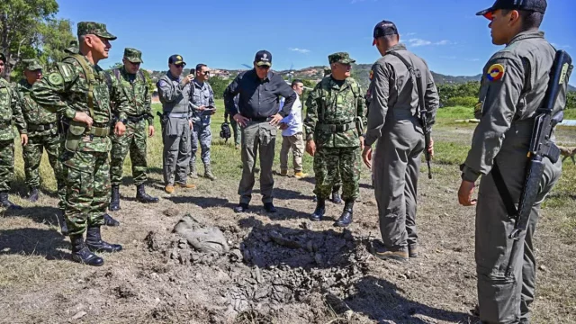 Menteri Pertahanan Kolombia Jorge Mora meninjau lokasi serangan drone pemberontak di sebuah garnisun militer di Ocana.