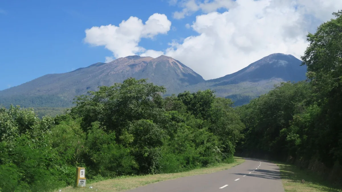 Dua gunung api dan jalan beraspal di sebelah barat Larantuka, Flores Timur