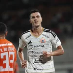 Duel pemain Borneo FC dan Persija Jakarta pada laga pekan pertama BRI Super League
