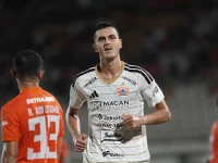 Duel pemain Borneo FC dan Persija Jakarta pada laga pekan pertama BRI Super League
