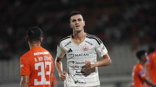 Duel pemain Borneo FC dan Persija Jakarta pada laga pekan pertama BRI Super League