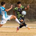 Dua pemain sepak bola berduel dalam pertandingan