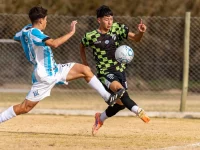 Dua pemain sepak bola berduel dalam pertandingan