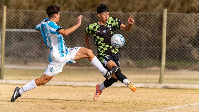 Dua pemain sepak bola berduel dalam pertandingan