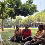 Ketua tim Ekspedisi Patriot ITS berbincang dengan sejumlah siswa di sekolah binaan Manokwari Selatan