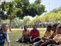 Ketua tim Ekspedisi Patriot ITS berbincang dengan sejumlah siswa di sekolah binaan Manokwari Selatan