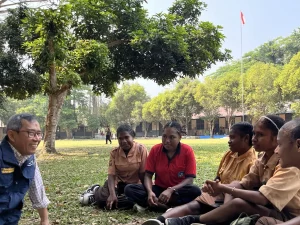 Ketua tim Ekspedisi Patriot ITS berbincang dengan sejumlah siswa di sekolah binaan Manokwari Selatan