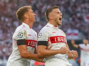 Dua pemain VfB Stuttgart merayakan gol pada laga Liga Champions musim ini