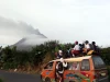 Warga menyaksikan erupsi Gunung Sinabung dari atas angkutan umum di Kabupaten Karo, Sumatera Utara