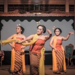 Ilustrasi tiga penari perempuan berkebaya membawakan tari tradisional di atas panggung.