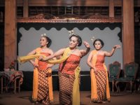 Ilustrasi tiga penari perempuan berkebaya membawakan tari tradisional di atas panggung.