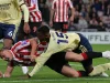 Bek Arsenal Ezri Konsa dan bek Sunderland Dan Ballard terjatuh di kotak penalti