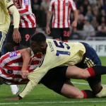 Bek Arsenal Ezri Konsa dan bek Sunderland Dan Ballard terjatuh di kotak penalti