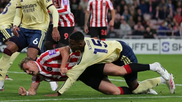 Bek Arsenal Ezri Konsa dan bek Sunderland Dan Ballard terjatuh di kotak penalti