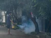 Petugas melakukan fogging untuk mencegah penyebaran nyamuk demam berdarah