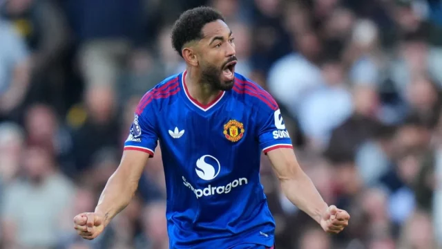 Matheus Cunha merayakan gol penyeimbang Manchester United ke gawang Fulham