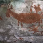 Gambar cadas sosok hewan berwarna merah kecokelatan di dinding gua Liangkabori, Pulau Muna
