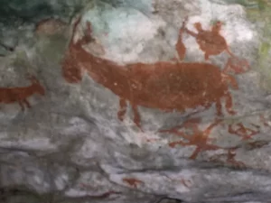 Gambar cadas sosok hewan berwarna merah kecokelatan di dinding gua Liangkabori, Pulau Muna