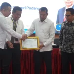 Penyerahan sertifikat Sekolah Keterbukaan Informasi Angkatan III di UNP