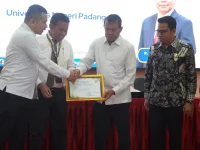 Penyerahan sertifikat Sekolah Keterbukaan Informasi Angkatan III di UNP