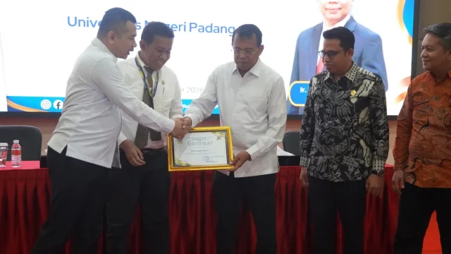 Penyerahan sertifikat Sekolah Keterbukaan Informasi Angkatan III di UNP
