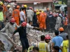 Petugas penyelamat mencari korban di lokasi gedung ambruk kawasan Satya Niketan, New Delhi