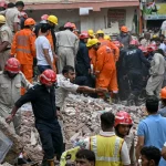 Petugas penyelamat mencari korban di lokasi gedung ambruk kawasan Satya Niketan, New Delhi