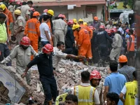 Petugas penyelamat mencari korban di lokasi gedung ambruk kawasan Satya Niketan, New Delhi