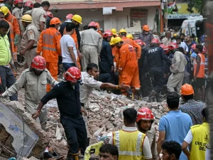 Petugas penyelamat mencari korban di lokasi gedung ambruk kawasan Satya Niketan, New Delhi