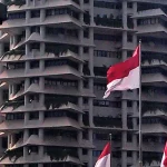 Bendera Merah Putih berkibar di depan gedung bertingkat di Jakarta