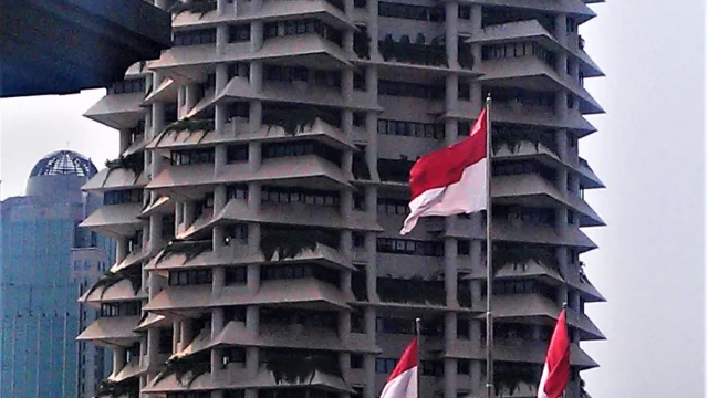 Bendera Merah Putih berkibar di depan gedung bertingkat di Jakarta