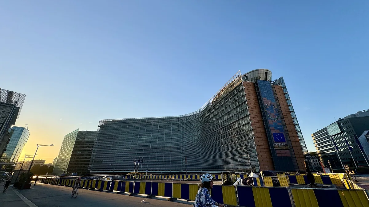 Gedung Berlaymont, kantor pusat Komisi Eropa, di Brussel saat senja