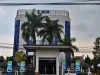 Gedung kantor Bank Central Asia empat lantai dengan pohon palem di halaman depan