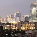Gedung perkantoran bertingkat di kawasan bisnis Jalan Jenderal Sudirman, Jakarta, pada malam hari