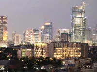 Gedung perkantoran bertingkat di kawasan bisnis Jalan Jenderal Sudirman, Jakarta, pada malam hari